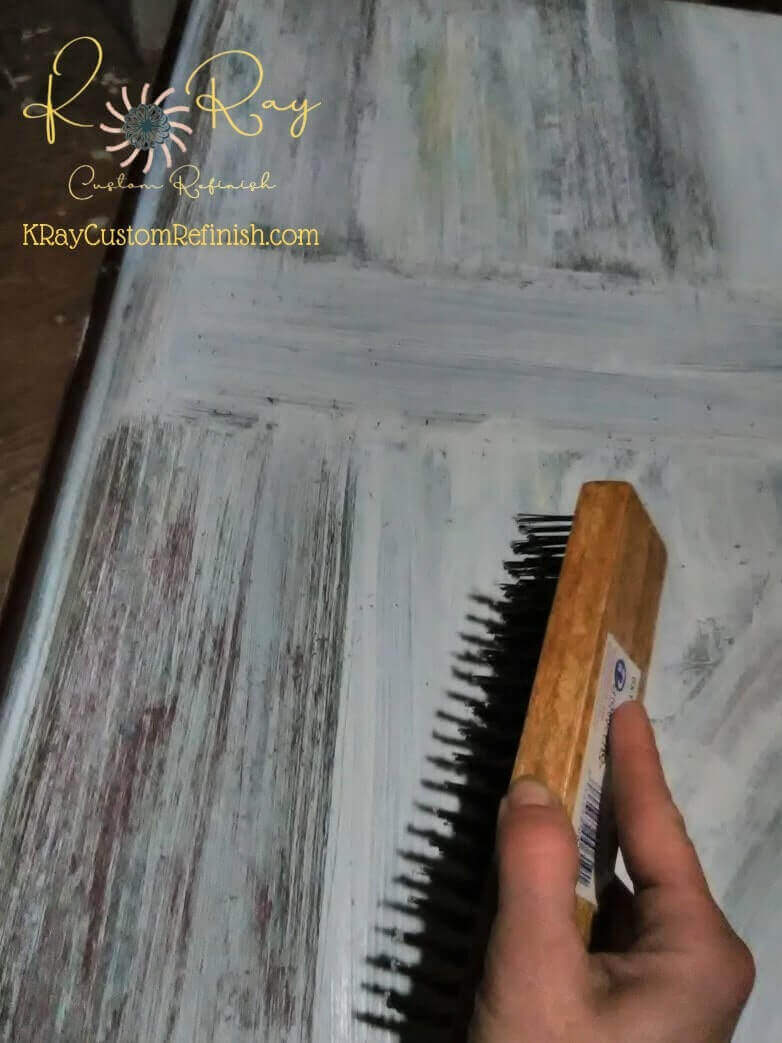 Pittura finale dei mobili in truciolare con spazzola metallica